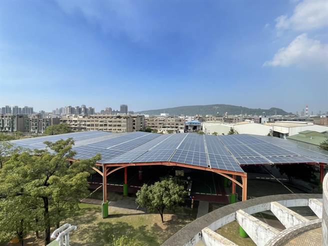 八卦国小光电风雨球场荣获「高雄光电智慧建筑标章」金奖。（洪浩轩摄）