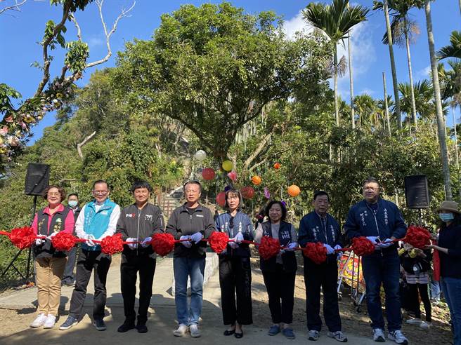 嘉义县竹崎乡阿拔泉山棱线步道竣工，今天举办启用剪彩仪式。（张亦惠摄）