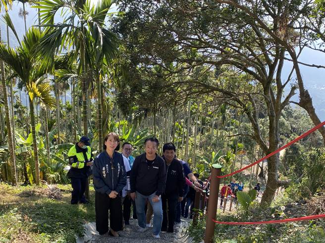 嘉义县长翁章梁、议长张明达夫人黄琼贤、竹崎乡长曾亮哲及文化观光局长许有仁等人试爬一小段路，翁章梁直呼风景优美。（张亦惠摄）