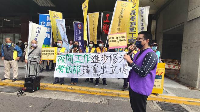 工斗团体今天赴劳动部抗议，呼吁劳基法49条应有进步修法。（林良齐摄）