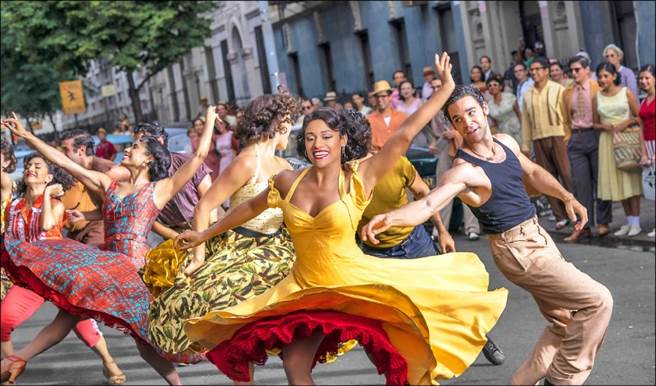 演員們頂著酷熱天氣拍攝《西城故事》經典的《亞美利堅》歌舞戲，讓史蒂芬史匹柏相當不捨。（圖／迪士尼提供）