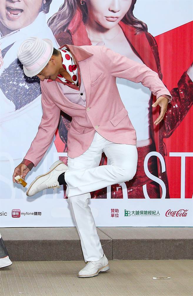 王少伟今出席记者会，脚踩的白皮鞋鞋底不小心掉了，有些尷尬。（罗永铭摄）