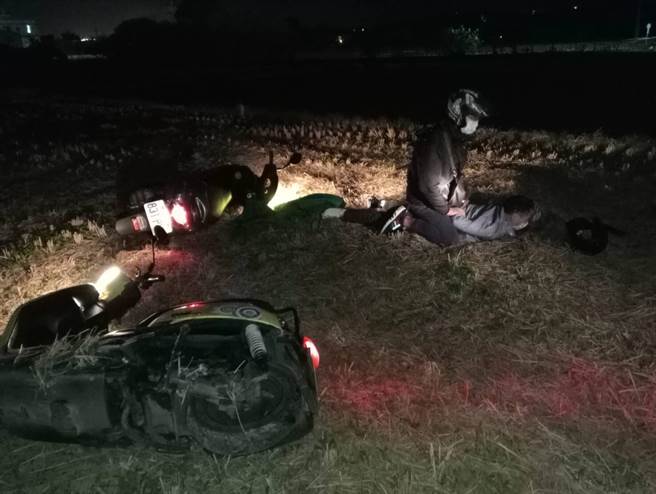 苗栗警分局刑警摸黑在田中追捕刘姓惯窃。（读者提供／谢明俊苗栗传真）