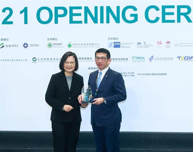 圖左為頒獎人總統蔡英文、圖右為領獎人永豐銀行資深副總經理歐陽子能。永豐銀行提供