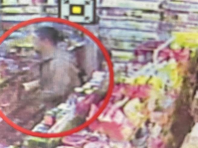 符嫌今年5月8日上午9时许，在新北市中和区中山路二段某连锁美式大卖场内偷窃2件POLO衫。（翻摄画面）