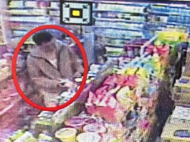 符嫌今年5月8日上午9时许，在新北市中和区中山路二段某连锁美式大卖场内偷窃2件POLO衫。（翻摄画面）