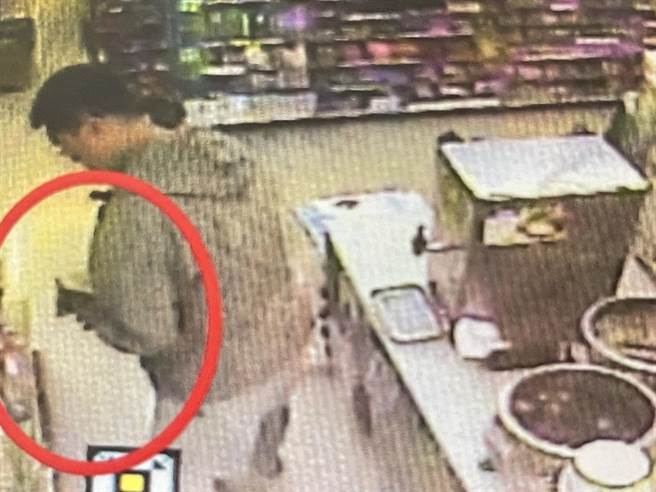 符嫌今年5月8日上午9时许，在新北市中和区中山路二段某连锁美式大卖场内偷窃2件POLO衫。（翻摄画面）