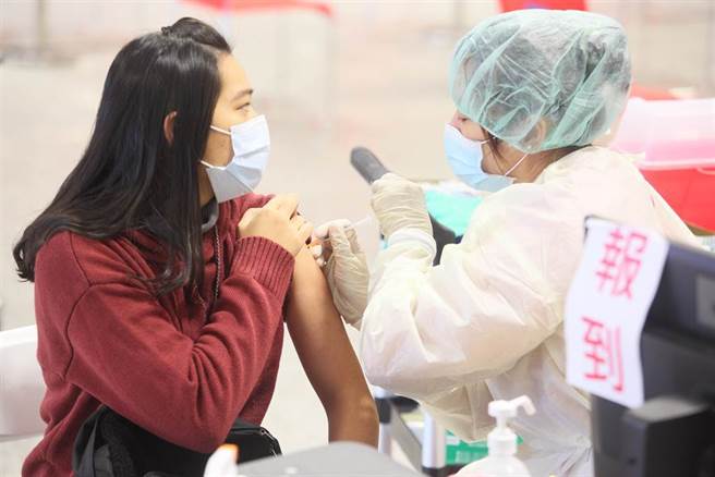 中央流行疫情指揮中心公布39類場所的工作人員，最晚須於12月17日前完整接種2劑疫苗。（本報系資料照）