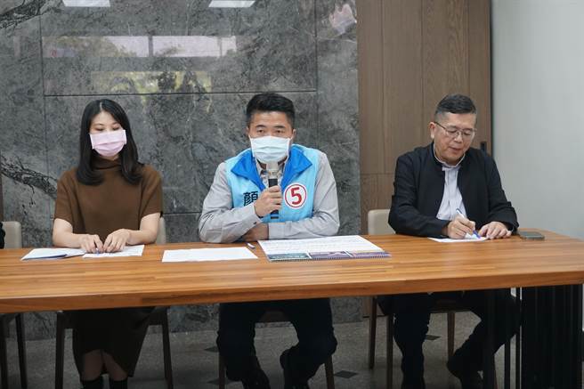 台中市第二选区立委候选人顏宽恒认为自己也遭绿营网军攻击。（王文吉摄）