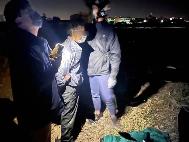苗栗警分局刑警摸黑在田中追捕刘姓惯窃。（读者提供／谢明俊苗栗传真）