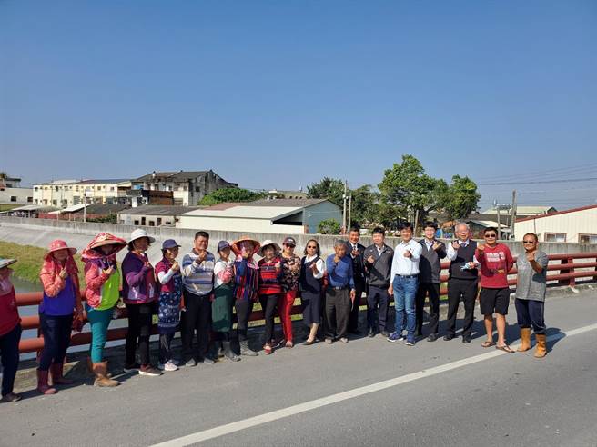 西螺镇鹿场社区居民陪同勘查羊只吃草管理河岸计画，他们开心承诺县府愿意帮忙养牛、羊，也可以重新养鹿，復刻「鹿场里」过去养鹿的景象。（周丽兰摄）