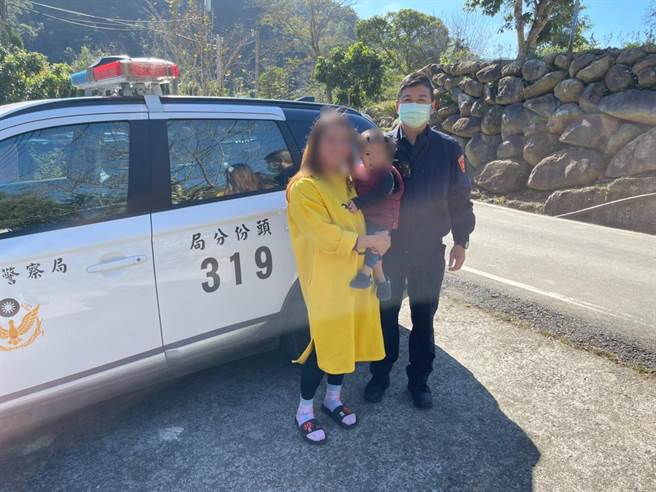 頭份警分局蓬萊所所長林振民安全尋回2歲娃。（頭份警分局提供／謝明俊苗栗傳真）