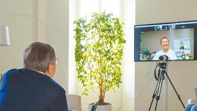 国际奥委会主席巴赫上月21日以视讯方式与彭帅通话30分钟。（取自国际奥林匹克委员会官方网站）