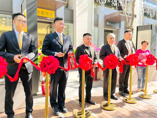 永庆房产集团旗下全新加盟品牌永义房屋再展店！南屯丰乐捷运加盟店日前盛大开幕。(图/永庆房产集团提供)