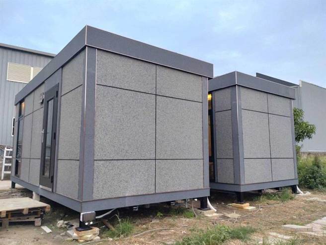 一名网友在网路上贴出售屋文，是位在新北八里7坪大的货柜屋。(翻摄自 脸书「大台北租屋网 房东尽量PO」)