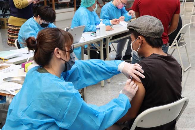 高市府卫生局偕同海洋局与移民署南区高雄市专勤队及鲔鱼、鱿鱼、围网等公会9日在前镇区渔民服务中心开设莫德纳疫苗接种站。（高市府卫生局提供／洪浩轩高雄传真）