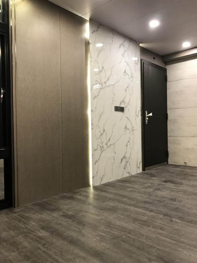 PO文的网友表示，这间货柜屋只要49.5万元，买了之后能请吊车在到自己的土地上。(翻摄自 脸书「大台北租屋网 房东尽量PO」)