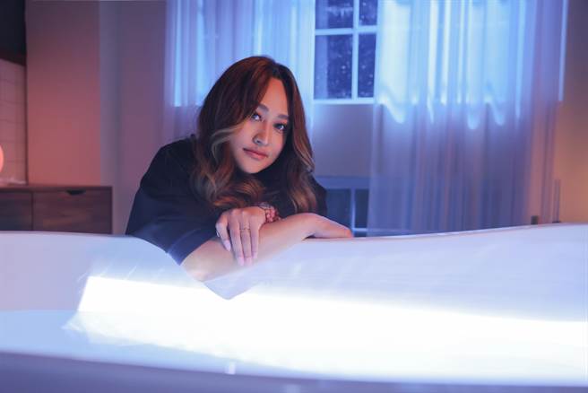 家家和同門的金曲樂團「麋先生」一同合作打造〈閉上眼睛會想起的人〉。（相信音樂提供）