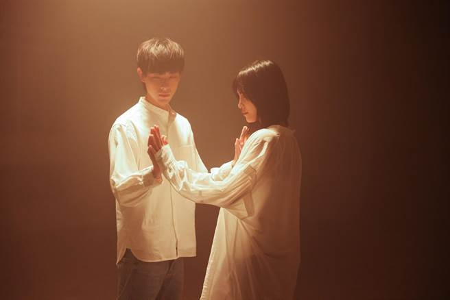 連晨翔（左）、吳子霏《熱奶茶》後再合體拍MV。（相信音樂提供）