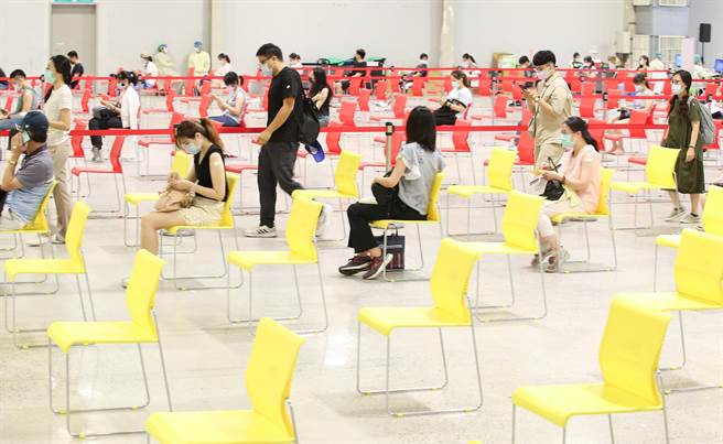 中央流行疫情指挥中心5日宣布，明年元旦起，针对24 场所，如学校教职员工，强制要求接种两剂疫苗满14天才可上工。（资料照，陈俊吉摄）