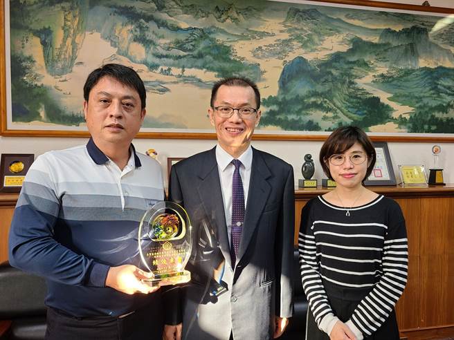 苗栗地检署检察长陈松吉（中）召见嘉勉检察官石东超（左）、廖倪凰（右）。（苗栗地检署提供／谢明俊苗栗传真）