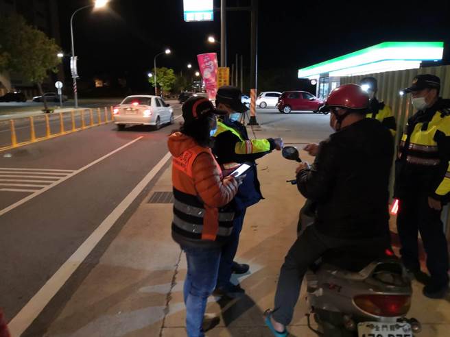 金门警方加强夜间路边拦检勤务，锁定学生无照驾驶、改装车辆及酒后驾车。（警方提供）