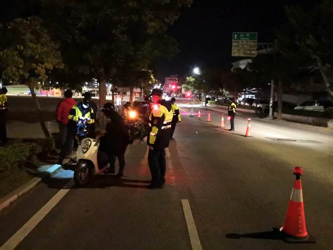 金门警方加强夜间路边拦检勤务，锁定学生无照驾驶、改装车辆及酒后驾车。（警方提供）