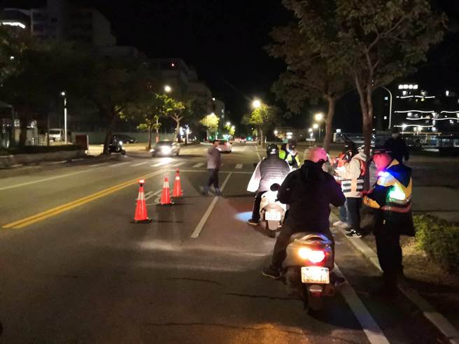 金门警方加强夜间路边拦检勤务，锁定学生无照驾驶、改装车辆及酒后驾车。（警方提供）