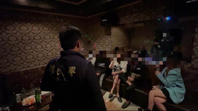 移民署桃园市专勤队跟监多日，5日凌晨见客人正嗨到最高点时破门，现场毒品包散布于桌上，更有移工裸身来不及着装，查获13名越南籍人士。（移民署桃园市专勤队提供／陈梦茹桃园传真）