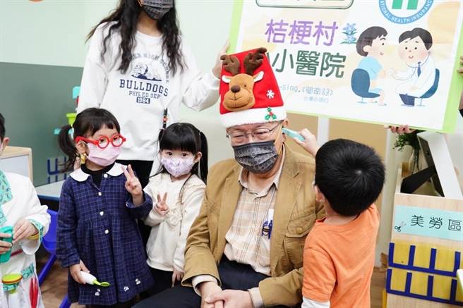 台北市民政局删减8000万元生育奖励预算，台北市长柯文哲（右二）不发敬老金又删生育奖励，挨轰成了「灭绝师尊」。图为柯文哲与幼童互动情形。（台北市政府提供／张立勋台北传真）