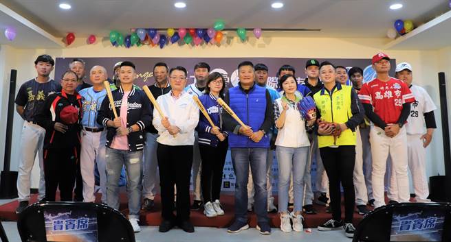 「2021新北富邦国际城市U-18棒球邀请赛」赛前记者会于9日下午于三重棒球场举行，新北市教育局副局长刘明超出席。眾人共同挥棒击，宣告比赛正式开打。（戴上容摄）