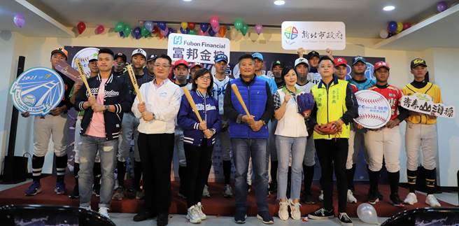 「2021新北富邦国际城市U-18棒球邀请赛」赛前记者会于9日下午于三重棒球场举行，新北市教育局副局长刘明超出席。眾人共同挥棒击，宣告比赛正式开打。（戴上容摄）