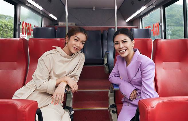 艾怡良（右）跨界主持首集邀大霈畅聊。（天地合提供）