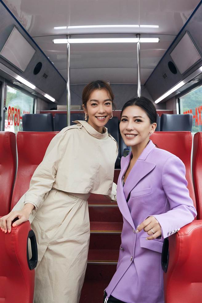 艾怡良（右）跨界主持首集邀大霈畅聊。（天地合提供）