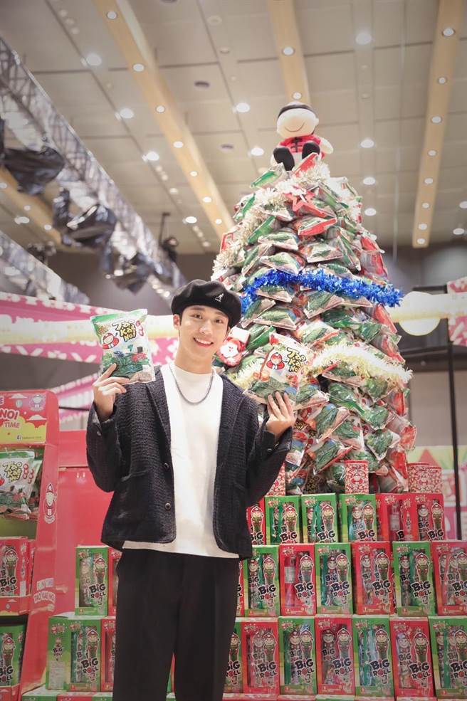 卞慶華與小老板海苔品牌聖誕樹合影。（翻攝卞慶華臉書）