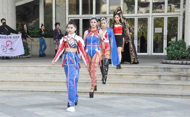 建国科大美容系应届毕业生快闪活动在县政府广场阶梯走秀觉得很新鲜。（吴敏菁摄）