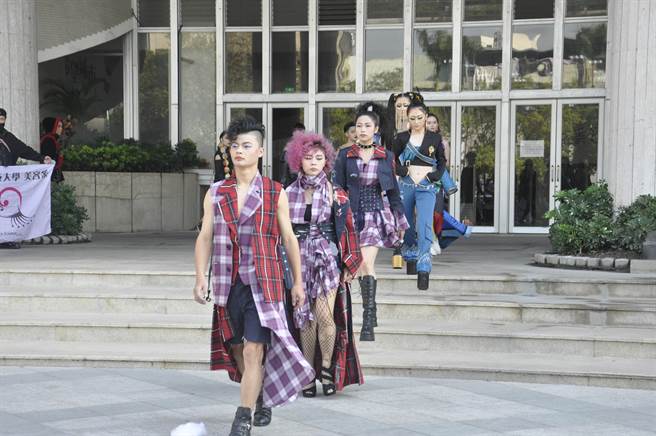 建国科大美容系应届毕业生快闪活动在县政府广场阶梯走秀觉得很新鲜。（吴敏菁摄）