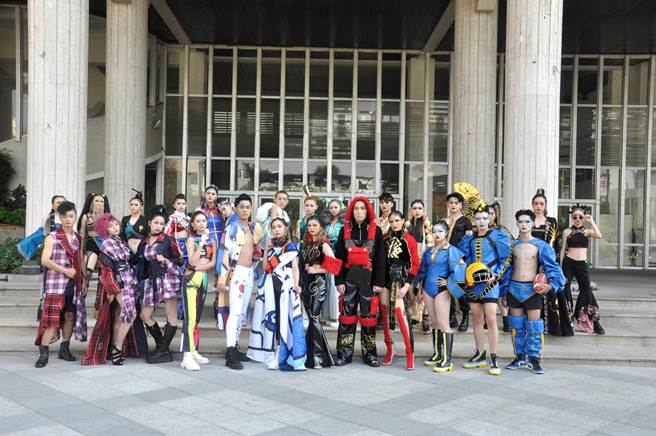 建国科大美容系应届毕业生快闪活动在县政府广场阶梯走秀觉得很新鲜。（吴敏菁摄）