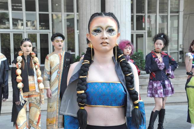 美容系四乙的江季蓉自己是动态作品的彩妆师也是模特儿，她说两种身分压力很大。（吴敏菁摄）