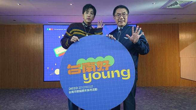 台南市长黄伟哲（右）与娄峻硕合影。（程炳璋摄）