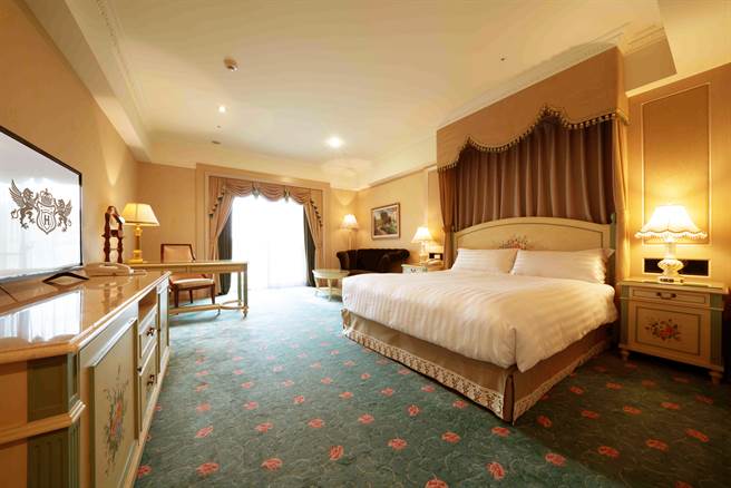 仕女客房一大床。（宝璞大饭店提供）