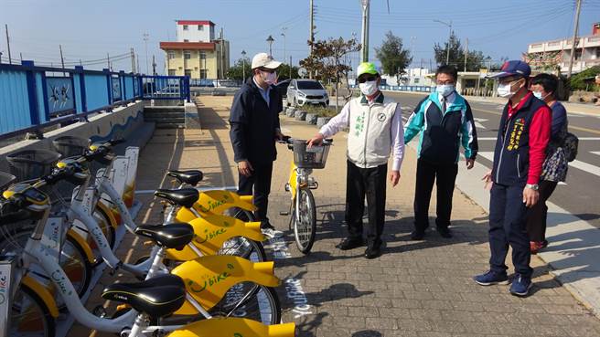 台中市議員吳敏濟（左二）爭取大安濱海樂園與大安國中iBike站。（王文吉攝）