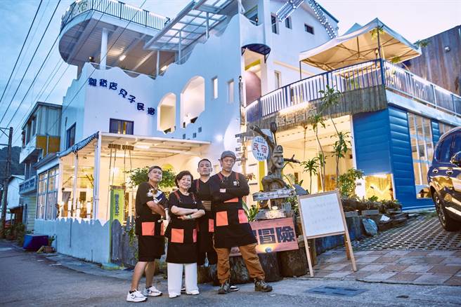 陈淑芳和玖壹壹在实境节目《极岛冒险2》中一起经营民宿。（混血儿娱乐提供）