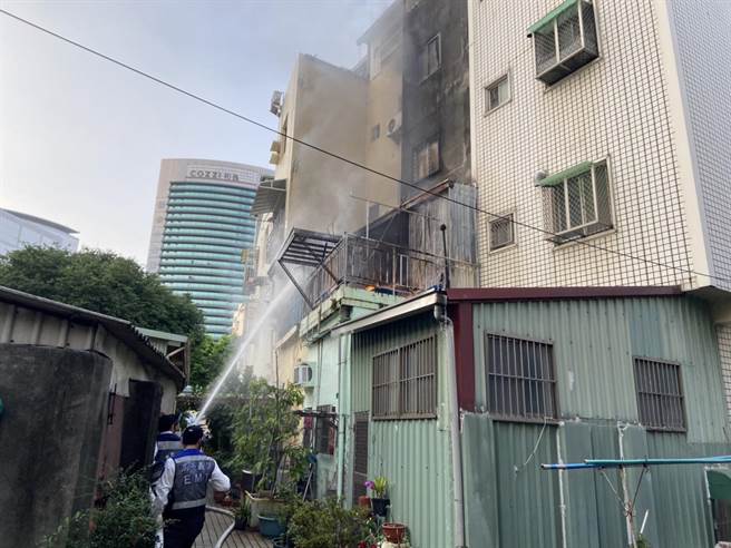高雄前镇区崑明街一间民宅起火。（民眾提供／洪靖宜高雄传真）