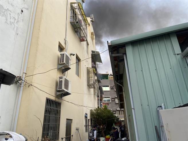 高雄前镇区崑明街一间民宅起火，现场冒出黑烟。（民眾提供／洪靖宜高雄传真）