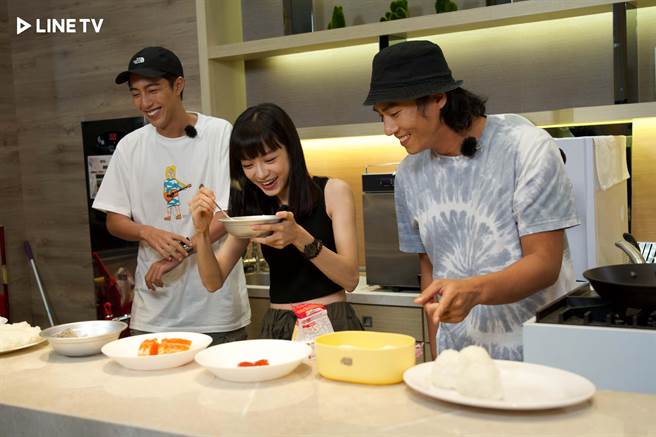 《開著餐車交朋友2》蔡凡熙、姚愛寗、莊凱勛一起做料理。（LINE TV提供）