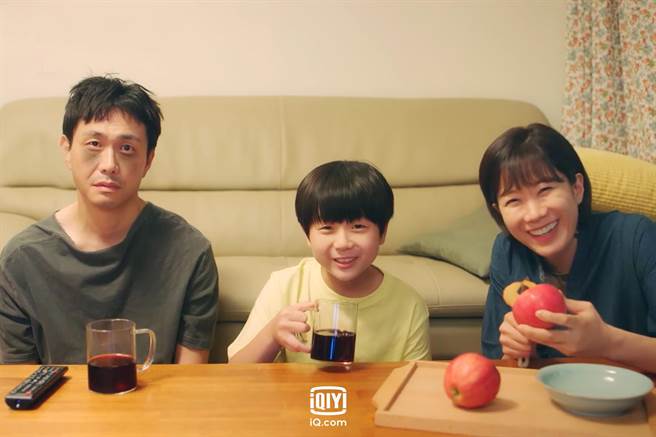 吴正世（左起）、李京勋、田慧振演出《Uncle我的鲁蛇舅舅》。（爱奇艺国际站提供）