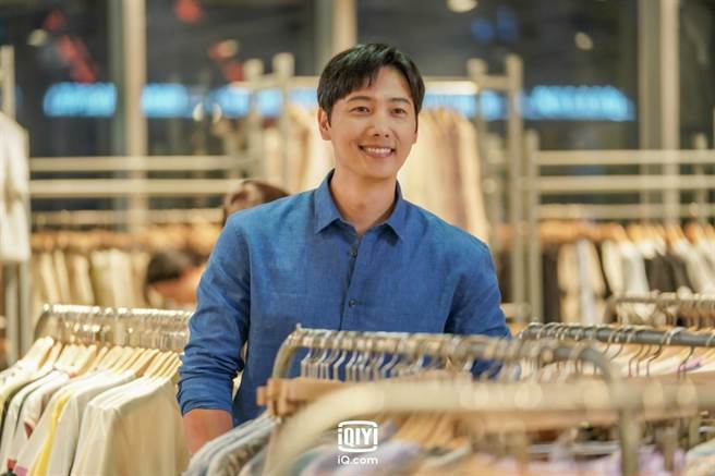 李尚禹在剧中扮演独自扶养女儿的单亲爸爸。（爱奇艺国际站提供）