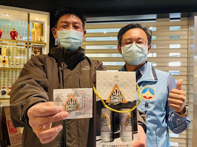 觀光處許績鑫副處長迎接第3000號老兵，老兵李國智開心領取老兵專屬紀念酒。（金門縣府觀光處提供）