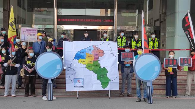 秋斗团体9日下午到桃园市政府门口，呼吁保护藻礁、反对莱猪。（赖佑维摄）